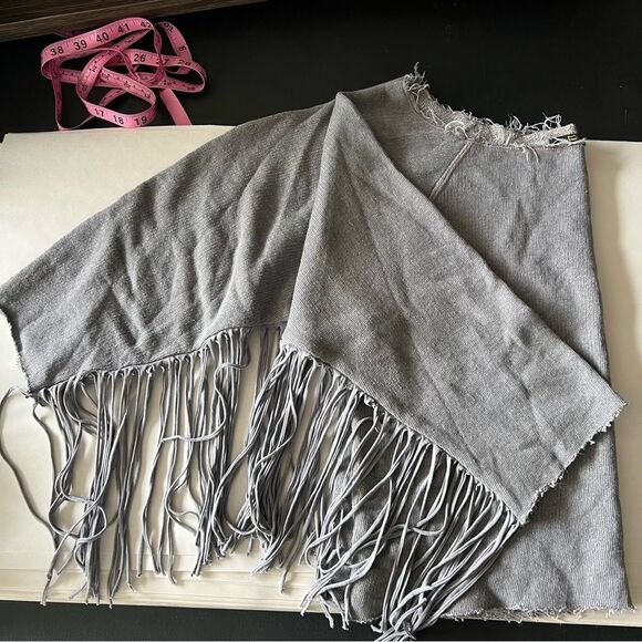 Hollywood Trading Company Gray Fringe Raw Hem Sweatshirt Large - Picture 12 of 12